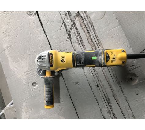Бесщёточная угловая шлифмашина DEWALT DWE4357-QS - выгодная цена ...