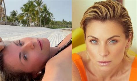 Ludwika Paleta bikini pecho la actriz casi enseña de más en la playa