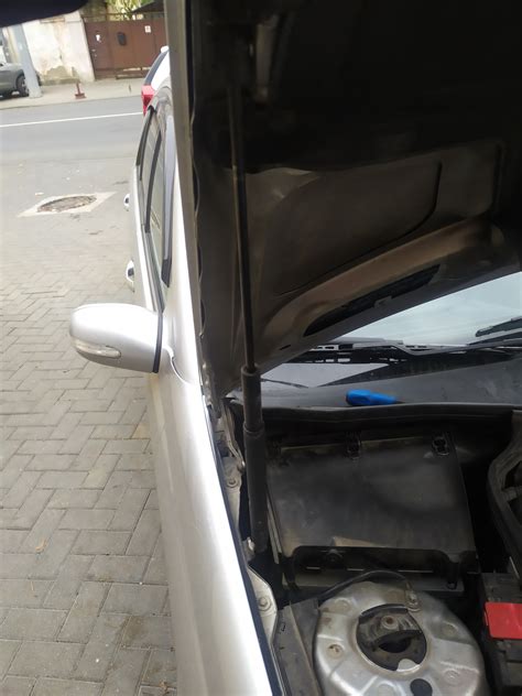 Замена амортизаторов капота — Mercedes-Benz C-Class (W203), 2 л, 2001 ...