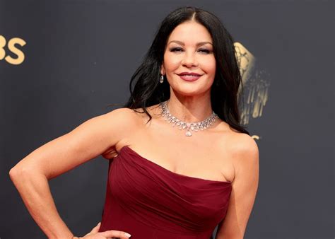 Catherine Zeta Jones dévoile un magnifique selfie en bikini