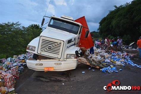 BR 364 Carreta Carregada De Refrigerantes E Cervejas Tomba Na BR 364