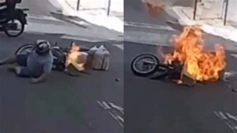 Ap S Homem Cair De Motocicleta Ve Culo Pega Fogo Assista