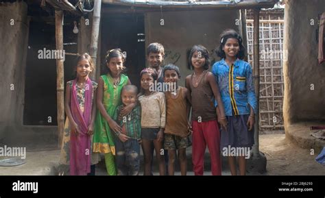 Felices jóvenes pobres niños indios sonriendo, Bihar, India Fotografía de stock - Alamy