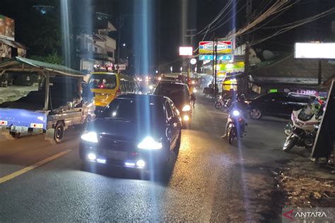 Arus Kendaraan Di Jalur Utama Puncak Cianjur Kembali Padat Merayap