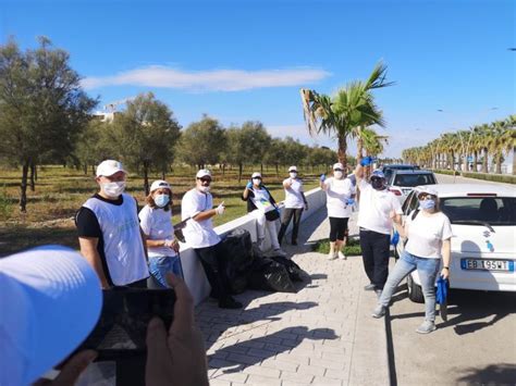 Puliamo Il Mondo A Barletta I Volontari De La Via Della Felicit