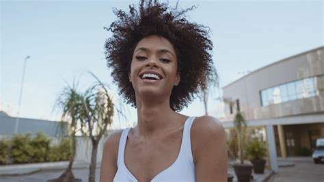 Primer plano de una joven afro latina sonriente alegría positiva y amor hermoso cabello estilo