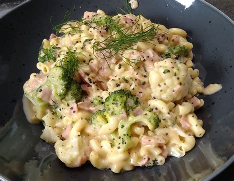 Macaroni Met Lichte Kaassaus Hesp Bloemkool En Broccoli Receptenwijzer