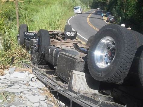 G Motorista Morre Ap S Caminh O Tombar Em Natividade No Rj