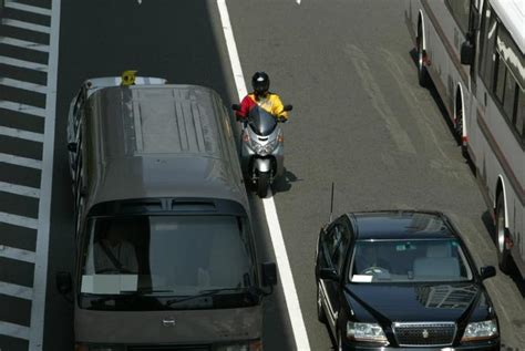 バイクのすり抜けってあり？ 違法じゃなくても警察や自動車学校教官は否定的 自動車情報・ニュース Web Cartop