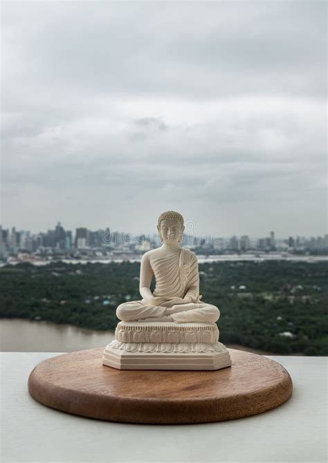 Estatua Blanca De La Escultura Siddhartha Gautama Buddha Foto De