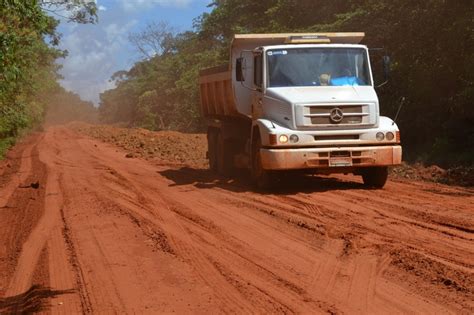 Prefeitura De Ga Cha Do Norte Recupera Estrada De Acesso A Paranatinga