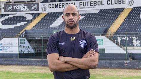 Recuperando de cirurgia Jeferson Reis vira braço direito da comissão