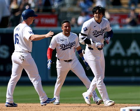 大谷翔平 無安打から一夜、ドジャース初のサヨナラ打！4年ぶりの一打にチームメイトから祝福｜テレ東スポーツ：テレ東