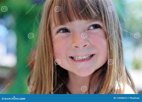 Foto De Una Chica Joven Sonriente Adorable Imagen De Archivo Imagen