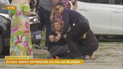 Pf Retira Crian As Da Guarda Da M E Para Entreg Las Ao Pai Na Irlanda