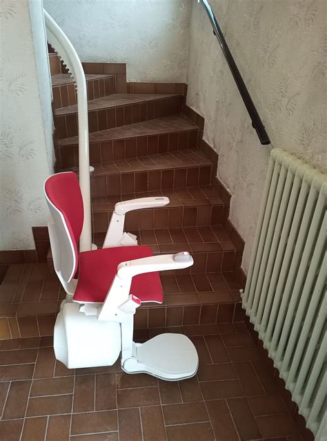 Installation d un fauteuil monte escalier Otolift courbe à Vougy 42