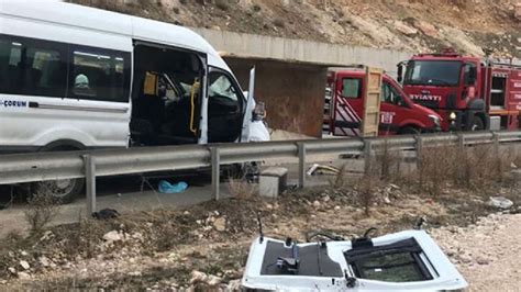 Çorumda feci kaza Devrilen hafriyat kamyonu yolcu minibüsüne çarptı