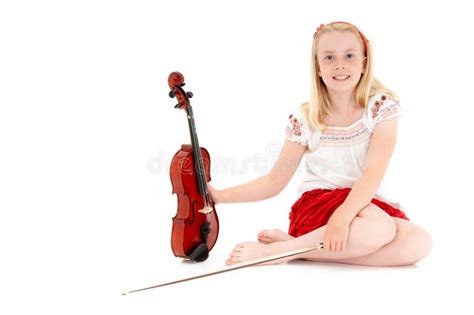 La Jeune Fille Blonde Pose Avec Le Violon Et L Arc Sur Fond Blanc De Studio Image Stock Image