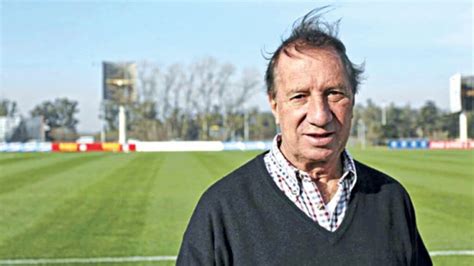 La Emotiva Foto De Carlos Bilardo Mirando A Messi Con El Trofeo Del