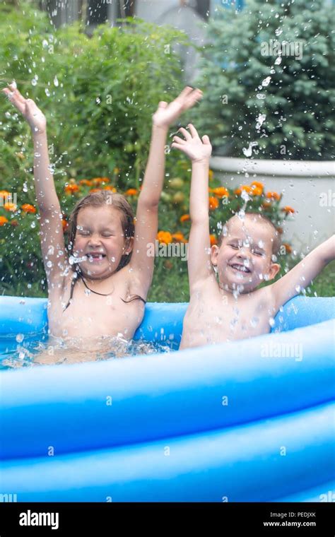 Kinder Baden In Einem Aufblasbaren Blaue Schwimmbecken Stockfotografie