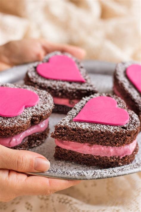 Mini Naked Chocolate Cakes Con Los Corazones Del Amor Foto De Archivo