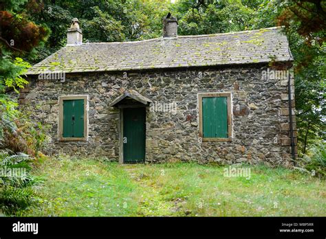 Old stone cottage hi-res stock photography and images - Alamy