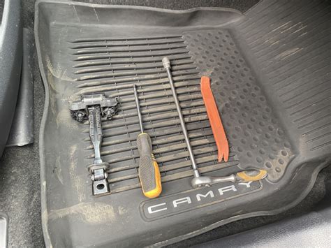 Замена передних ограничителей дверей — Toyota Camry (XV70), 2,5 л, 2020 ...