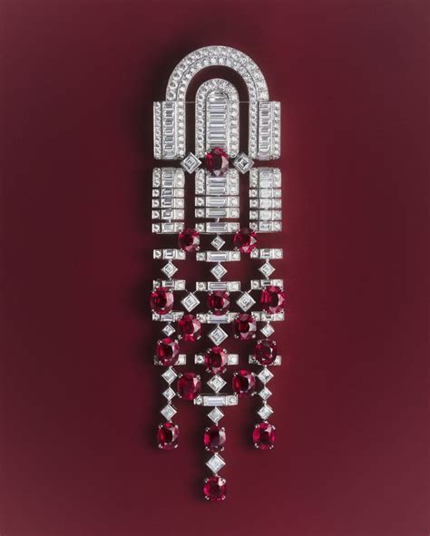 『珠宝』Boucheron 推出 Histoire de Style, Like a Queen 高级珠宝系列：双回形胸针的变奏 ...