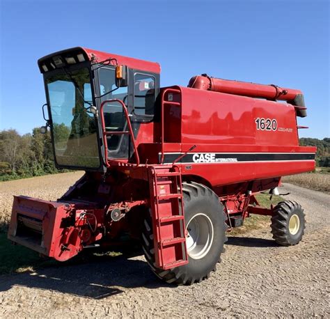 SOLD - Case IH 1620 Combine Combines with 2,205 Hrs | Tractor Zoom 