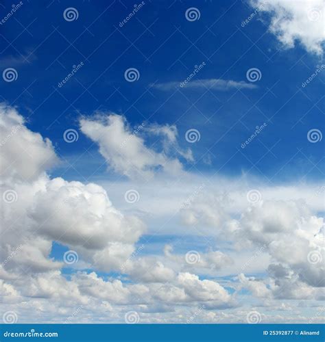 Cielo Y Nubes Hermosos Imagen De Archivo Imagen De Alto 25392877