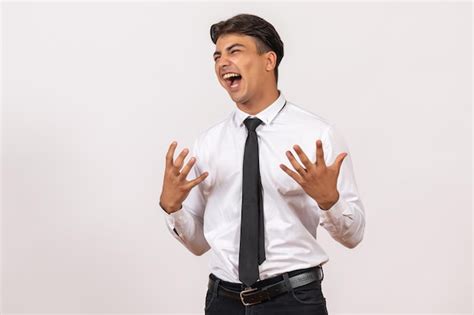 Vue De Face Employé De Bureau Masculin émotionnel Sur Mur Blanc Travail