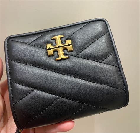 TORY BURCH KIRA 羊皮拉鍊零錢短夾 黑金 名牌精品 精品包與皮夾在旋轉拍賣