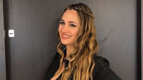 Belén Francese se acostó boca abajo con una bikini diminuta y su parte de adelante quedó expuesta