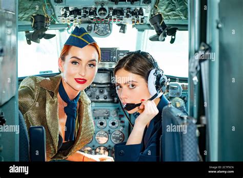 Female Pilot Uniform Cockpit Stockfotos Und Bilder Kaufen Alamy