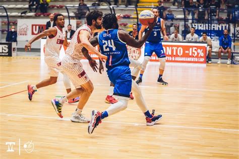 Basket Serie A Ristopro Fabriano Ecco La Prima Gioia Vittoria A