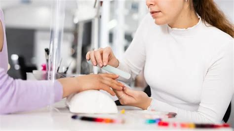 Manucure le nude n est plus le favori des clean girls voici la nuance à adopter en sur