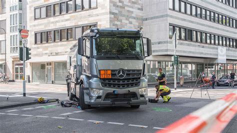 K Ln Lkw Berrollt Radfahrerin Beim Abbiegen Lebensgef Hrlich Verletzt