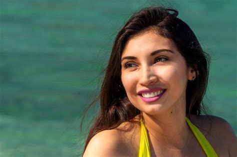 Retrato De Chica Latina Mexicana De Pelo Negro Sexy Foto Premium