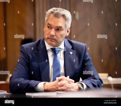 Im Bild Bundeskanzler Karl Nehammer Vp In Seinem B Ro Im