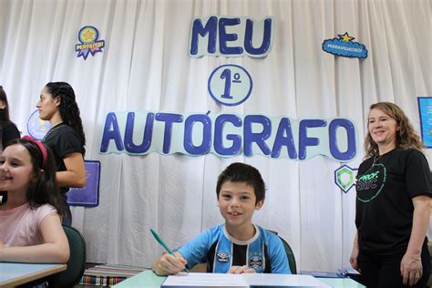 Alunos Do Col Gio Satc Autografam Livros De Autoria Pr Pria Na Jornada