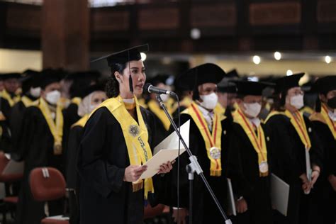 Rektor UGM Mewisuda 906 Lulusan Pascasarjana Universitas Gadjah Mada