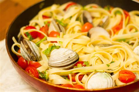 How To Make Linguine With Clams And Tomatoes 7 Steps