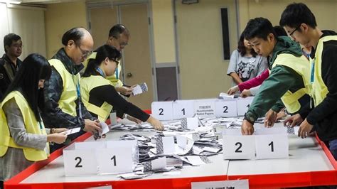 香港區議會選舉！泛民主派領先建制派奪逾半席｜東森新聞：新聞在哪 東森就在哪裡