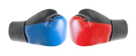 Dos Guantes De Boxeo Rojos Y Azules Aislados En Un Fondo Blanco