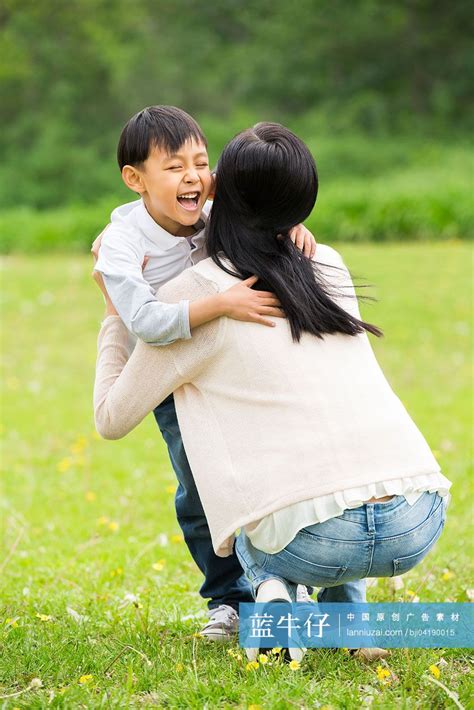 快乐的母子在草地上嬉戏 蓝牛仔影像 中国原创广告影像素材