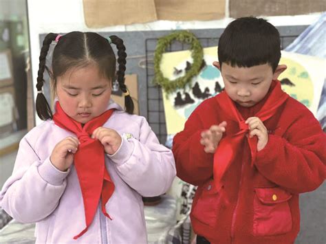 近日，高新区实验幼儿园开展了“我会系红领巾”活动，让孩子们知晓红领巾的意义和由来，了解佩戴红领巾的正确方法，培养他们爱党爱国情怀。