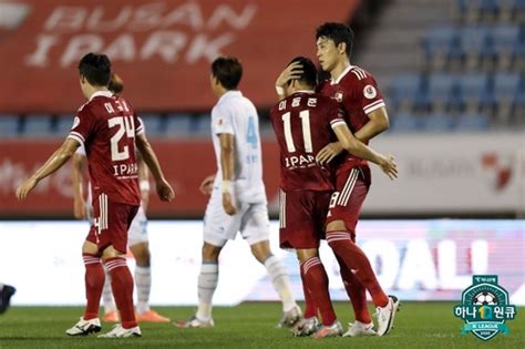 이정협 1골 1도움 부산 포항 2 1 격파6경기 만에 승리 한국경제