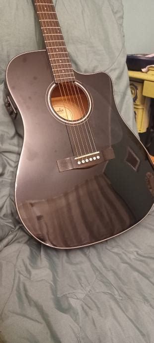 Fender CD-60CE BLK-DS-V2 elektroakustičnu gitaru prodajem.