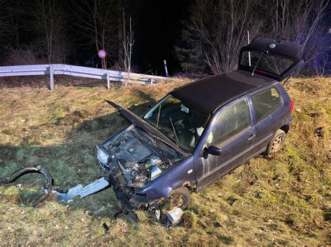 Mann Schwer Verletzt Auto Kommt Von Fahrbahn Ab Hof Frankenpost