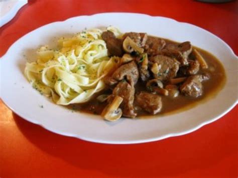 Schnelles Gulasch Vom Schweinefilet Mit Champignons Rezept Kochbar De